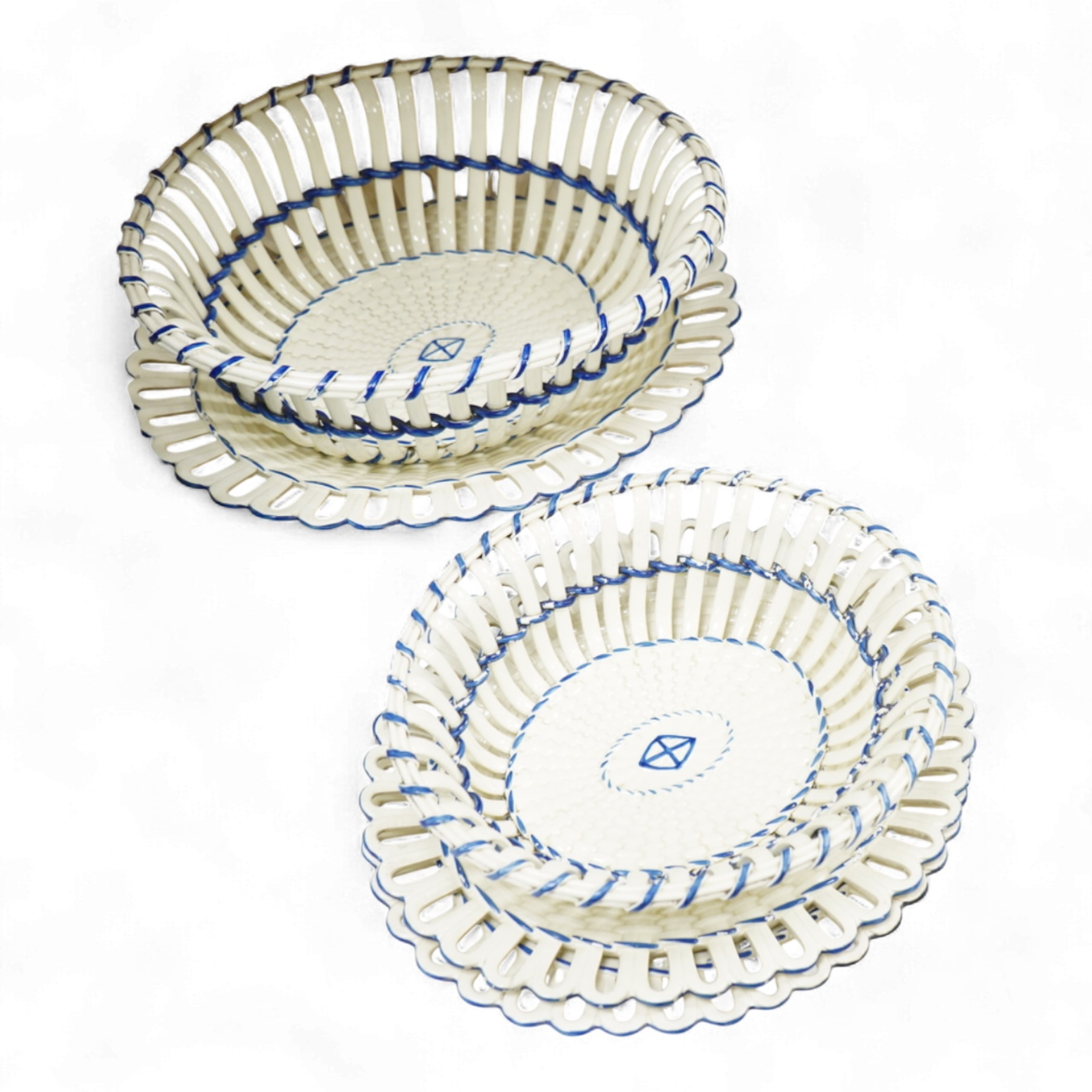 Two early 19th century Wedgwood Queensware oval twig baskets and three oval dishes. Largest basket 28cm wide.